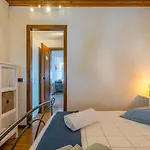 Romantic Hideaway With Private Parking And Aircon Apartament *